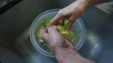 Ev hanımı mutfağında marul yıkıyor. Yüksek kalite 4k görüntü