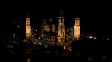 Pilar hava gece görüşünden Zaragoza Katedrali. Yüksek kalite 4k görüntü