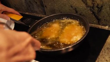 Ev hanımı evinde kızarmış tavuk pişiriyor. Yüksek kalite 4k görüntü