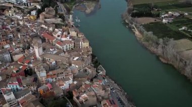 İspanya Katalonya 'da köy, nehir ve köprü ile Mora de Ebro hava manzarası. Yüksek kalite 4k görüntü