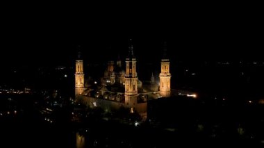 Pilar hava gece görüşünden Zaragoza Katedrali. Yüksek kalite 4k görüntü