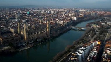 Zaragoza Katedrali Pilar hava manzaralı nehir ve şehir üzerinde. Yüksek kalite 4k görüntü