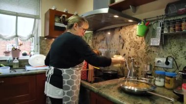 Ev hanımı evinde kızarmış tavuk pişiriyor. Yüksek kalite 4k görüntü