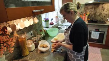  Ev hanımı evlerinin mutfağında patates soyup kesiyor. Yüksek kalite 4k görüntü