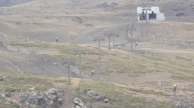 Kar olmayan Sierra Nevada kayak merkezi. Yüksek kalite 4k görüntü