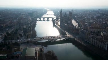 Zaragoza Katedrali Pilar hava manzaralı nehir ve şehir üzerinde. Yüksek kalite 4k görüntü