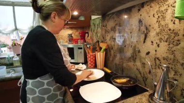 Ev hanımı evinde kızarmış tavuk pişiriyor. Yüksek kalite 4k görüntü