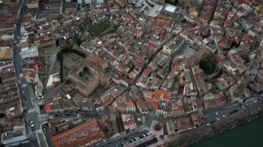 İspanya Katalonya 'da köy, nehir ve köprü ile Mora de Ebro hava manzarası. Yüksek kalite 4k görüntü