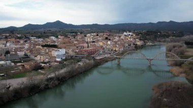 İspanya Katalonya 'da köy, nehir ve köprü ile Mora de Ebro hava manzarası. Yüksek kalite 4k görüntü