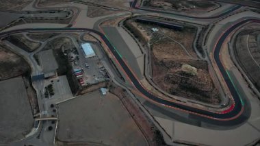 Alcaniz, İspanya 'daki Motorland hava manzarası, arabalar pistte ilerlerken. Yüksek kalite 4k görüntü