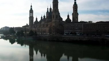 Zaragoza Katedrali Pilar hava manzaralı nehir ve şehir üzerinde. Yüksek kalite 4k görüntü