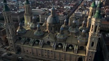 Zaragoza Katedrali Pilar hava manzaralı nehir ve şehir üzerinde. Yüksek kalite 4k görüntü