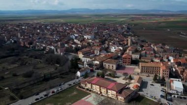 Monreal del Campo hava manzaralı, Madrid yakınlarında tipik bir İspanyol kasabası. Yüksek kalite 4k görüntü