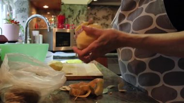  Ev hanımı evlerinin mutfağında patates soyup kesiyor. Yüksek kalite 4k görüntü