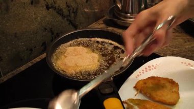 Ev hanımı evinde kızarmış tavuk pişiriyor. Yüksek kalite 4k görüntü