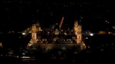 Pilar hava gece görüşünden Zaragoza Katedrali. Yüksek kalite 4k görüntü