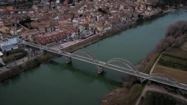 İspanya Katalonya 'da köy, nehir ve köprü ile Mora de Ebro hava manzarası. Yüksek kalite 4k görüntü