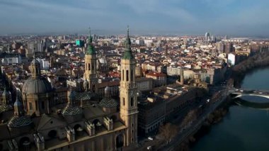 Zaragoza Katedrali Pilar hava manzaralı nehir ve şehir üzerinde. Yüksek kalite 4k görüntü
