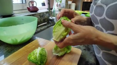 Ev hanımı mutfağında marul yıkıyor. Yüksek kalite 4k görüntü