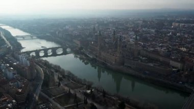Zaragoza Katedrali Pilar hava manzaralı nehir ve şehir üzerinde. Yüksek kalite 4k görüntü