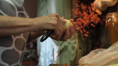  Ev hanımı evlerinin mutfağında patates soyup kesiyor. Yüksek kalite 4k görüntü