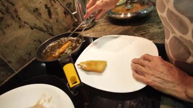 Ev hanımı evinde kızarmış tavuk pişiriyor. Yüksek kalite 4k görüntü