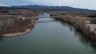 İspanya Katalonya 'da köy, nehir ve köprü ile Mora de Ebro hava manzarası. Yüksek kalite 4k görüntü