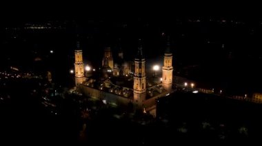 Pilar hava gece görüşünden Zaragoza Katedrali. Yüksek kalite 4k görüntü