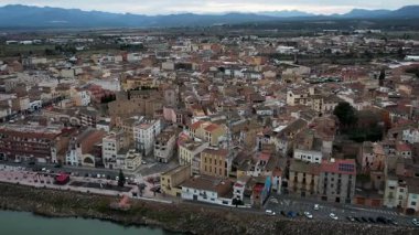 İspanya Katalonya 'da köy, nehir ve köprü ile Mora de Ebro hava manzarası. Yüksek kalite 4k görüntü
