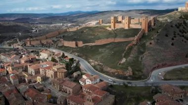 Molina de Aragon kalesi ve İspanya 'daki köy. Yüksek kalite 4k drone görüntüsü.
