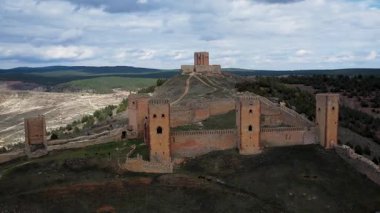 Molina de Aragon kalesi ve İspanya 'daki köy. Yüksek kalite 4k drone görüntüsü.