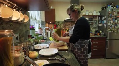 Ev hanımı ev mutfağında geleneksel İspanyol omleti pişiriyor. Yüksek kalite 4k görüntü.