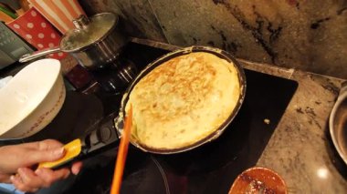Ev hanımı ev mutfağında geleneksel İspanyol omleti pişiriyor. Yüksek kalite 4k görüntü.
