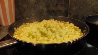 Ev hanımı ev mutfağında geleneksel İspanyol omleti pişiriyor. Yüksek kalite 4k görüntü.