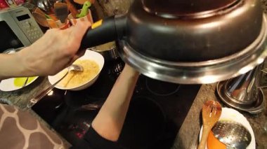 Ev hanımı ev mutfağında geleneksel İspanyol omleti pişiriyor. Yüksek kalite 4k görüntü.