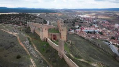 Molina de Aragon kalesi ve İspanya 'daki köy. Yüksek kalite 4k drone görüntüsü.