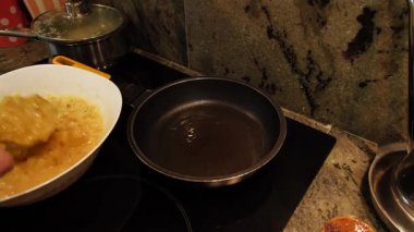 Ev hanımı ev mutfağında geleneksel İspanyol omleti pişiriyor. Yüksek kalite 4k görüntü.