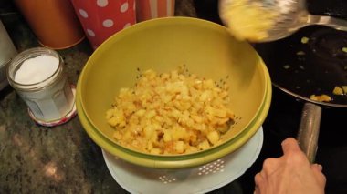 Ev hanımı ev mutfağında geleneksel İspanyol omleti pişiriyor. Yüksek kalite 4k görüntü.