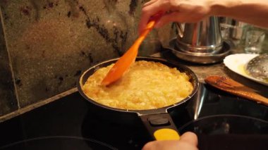 Ev hanımı ev mutfağında geleneksel İspanyol omleti pişiriyor. Yüksek kalite 4k görüntü.