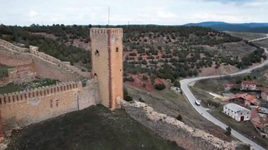 Molina de Aragon kalesi ve İspanya 'daki köy. Yüksek kalite 4k drone görüntüsü.