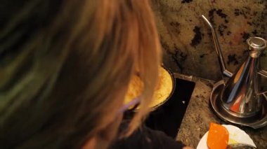 Ev hanımı ev mutfağında geleneksel İspanyol omleti pişiriyor. Yüksek kalite 4k görüntü.