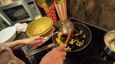 Ev hanımı ev mutfağında geleneksel İspanyol omleti pişiriyor. Yüksek kalite 4k görüntü.