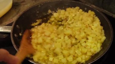 Ev hanımı ev mutfağında geleneksel İspanyol omleti pişiriyor. Yüksek kalite 4k görüntü.