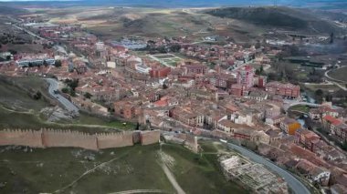 Molina de Aragon kalesi ve İspanya 'daki köy. Yüksek kalite 4k drone görüntüsü.