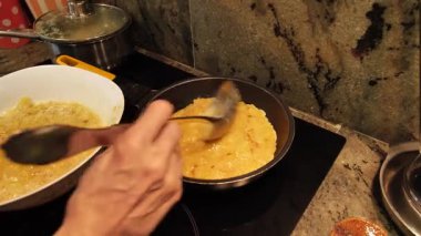 Ev hanımı ev mutfağında geleneksel İspanyol omleti pişiriyor. Yüksek kalite 4k görüntü.