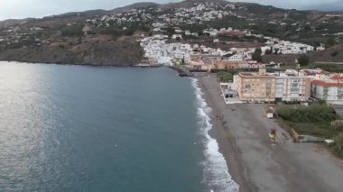 Bulutlu bir günde Endülüs kıyılarında sahil evleri ve dağların arkasında. Yüksek kalite 4k drone görüntüsü