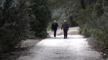 Barcelona yakınlarındaki dağlarda yürüyüş yapan yaşlı çift. Yüksek kalite 4k görüntü