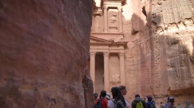 Petra 'daki Hazine' nin önündeki turist. Yüksek kaliteli FullHD yavaş çekim görüntüleri