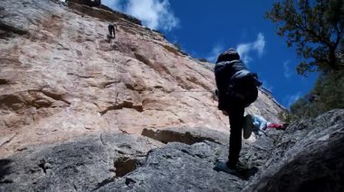 Arkadaşlar Siurana 'ya tırmanıyor ve günü dışarıda geçiriyorlar. Yüksek kalite 4k görüntü