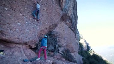İspanya 'nın Barcelona yakınlarındaki dağlara tırmanmaya giden iki bayan arkadaş. Kadınlar dışarı tırmanıyor. Yüksek kalite 4k görüntü